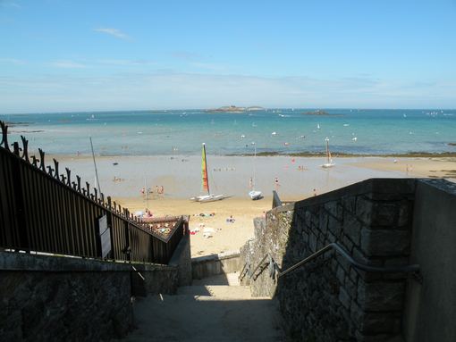  escalier descendant vers la plage de Saint-Enogat
